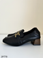 Zapato de tacón medio detalle dorado color negro