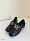 Zapato de tacón medio detalle dorado color negro