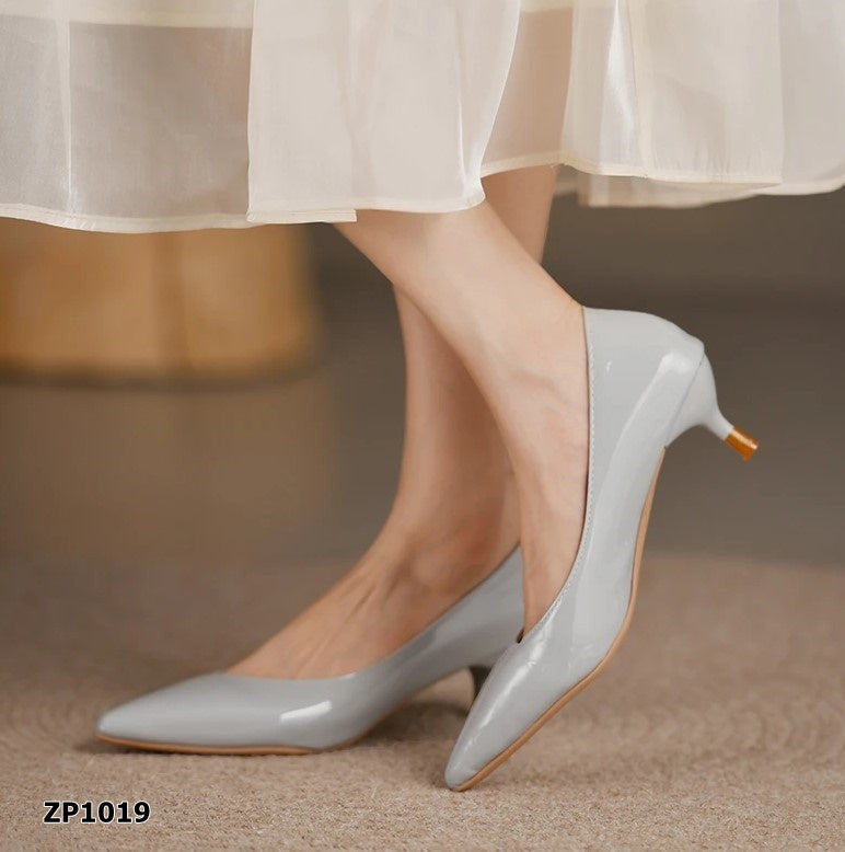 Zapato de tacón bajo color gris
