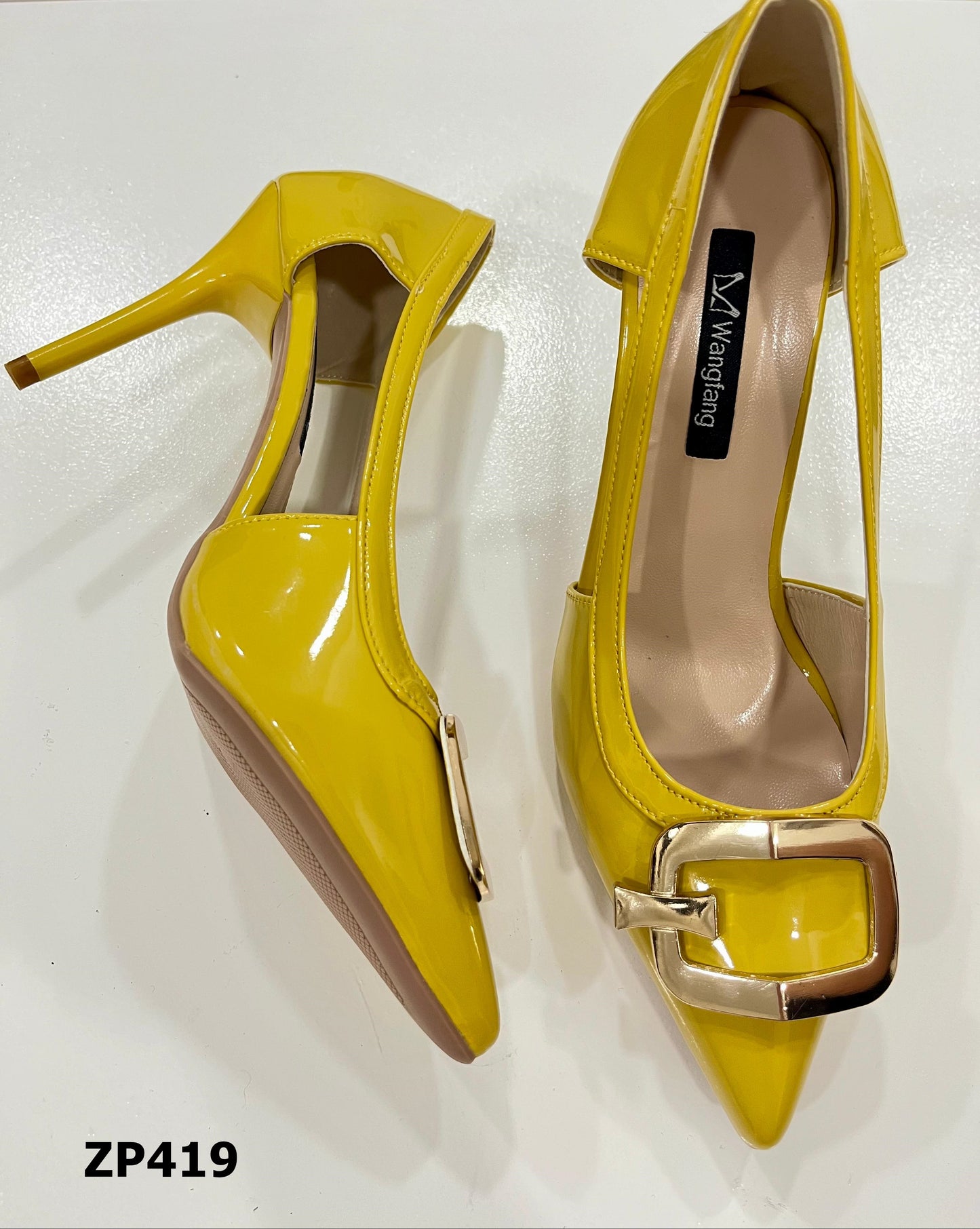 Zapato de tacón alto color amarillo