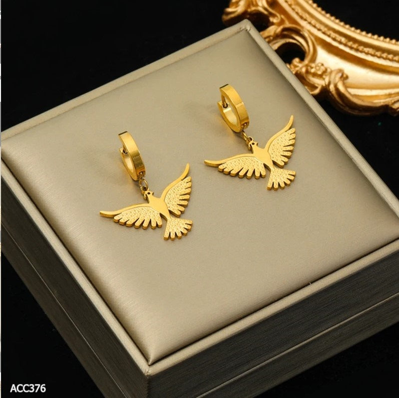 Aritos dorados de acero inoxidable en forma de ave