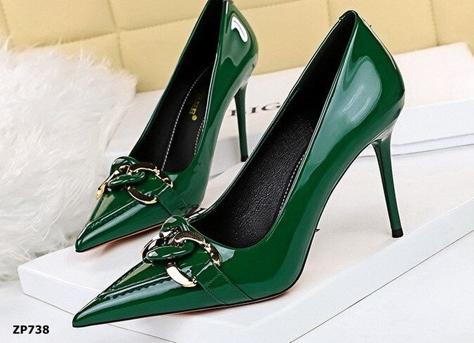 Zapato de tacón alto detalle dorado color verde